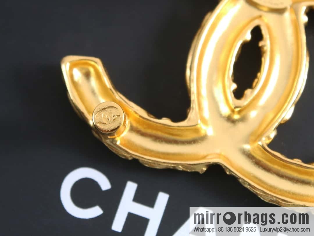 New ☑️ Chanel medieval series gold double c brooch
