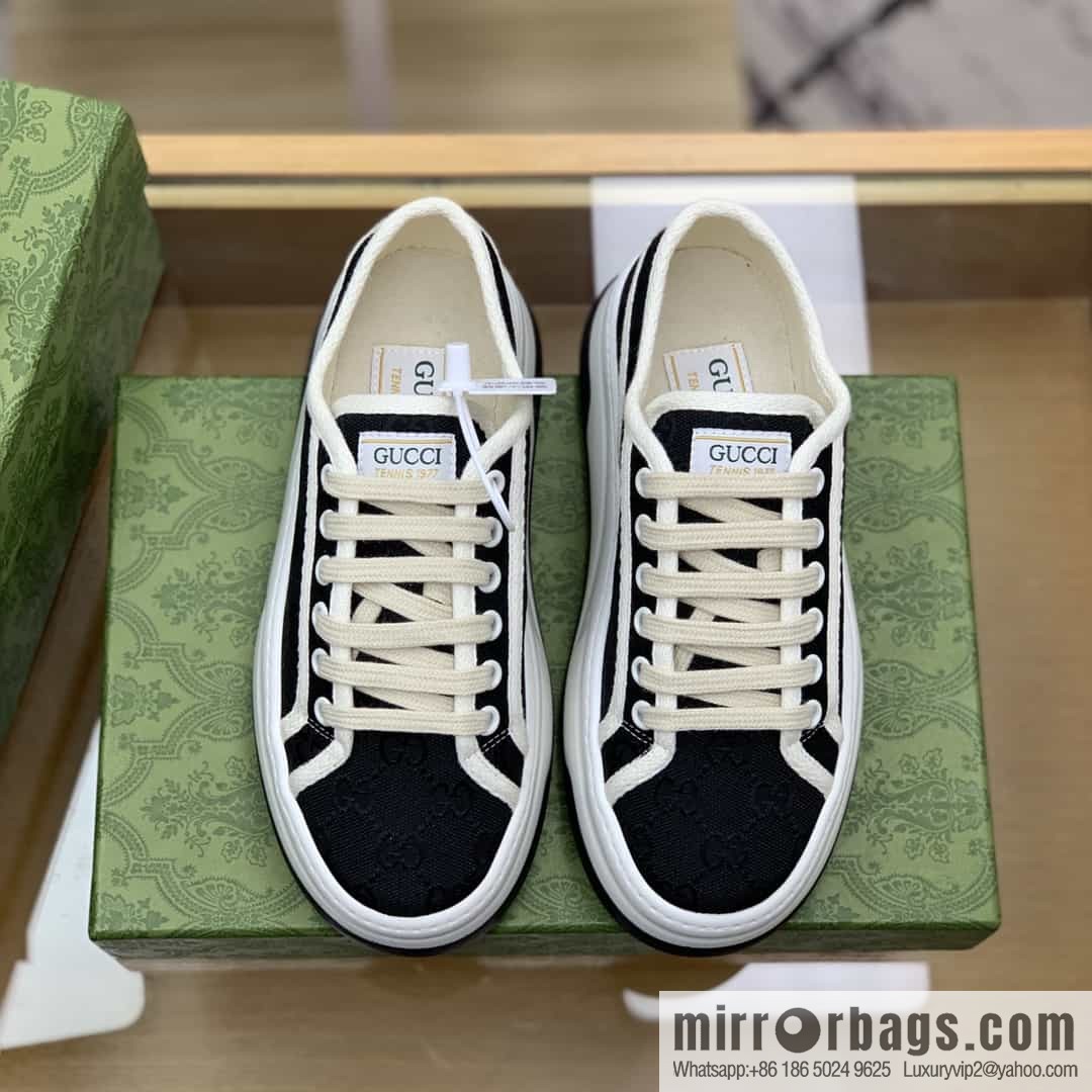 Gucci Gucci uses black classic GG canvas to make women's sports and leisure platform shoes
