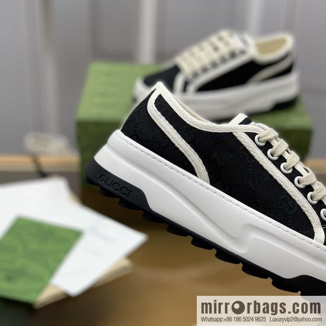 Gucci Gucci uses black classic GG canvas to make women's sports and leisure platform shoes