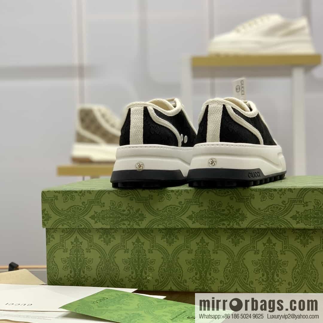 Gucci Gucci uses black classic GG canvas to make women's sports and leisure platform shoes