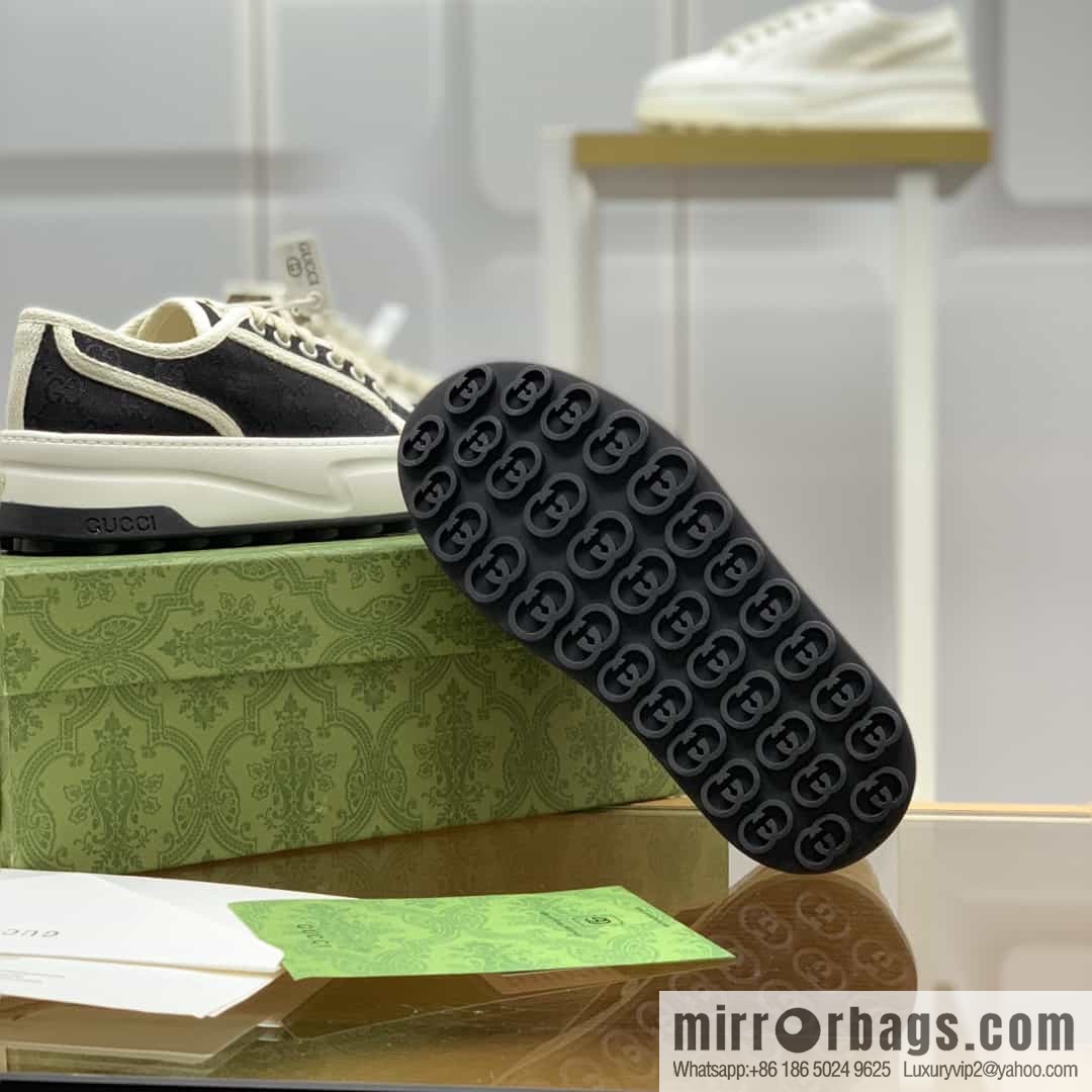 Gucci Gucci uses black classic GG canvas to make women's sports and leisure platform shoes