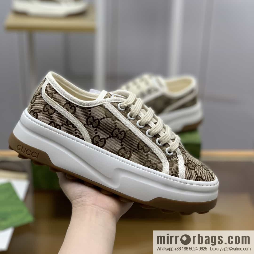 Gucci Gucci uses black classic GG canvas to make women's sports and leisure platform shoes