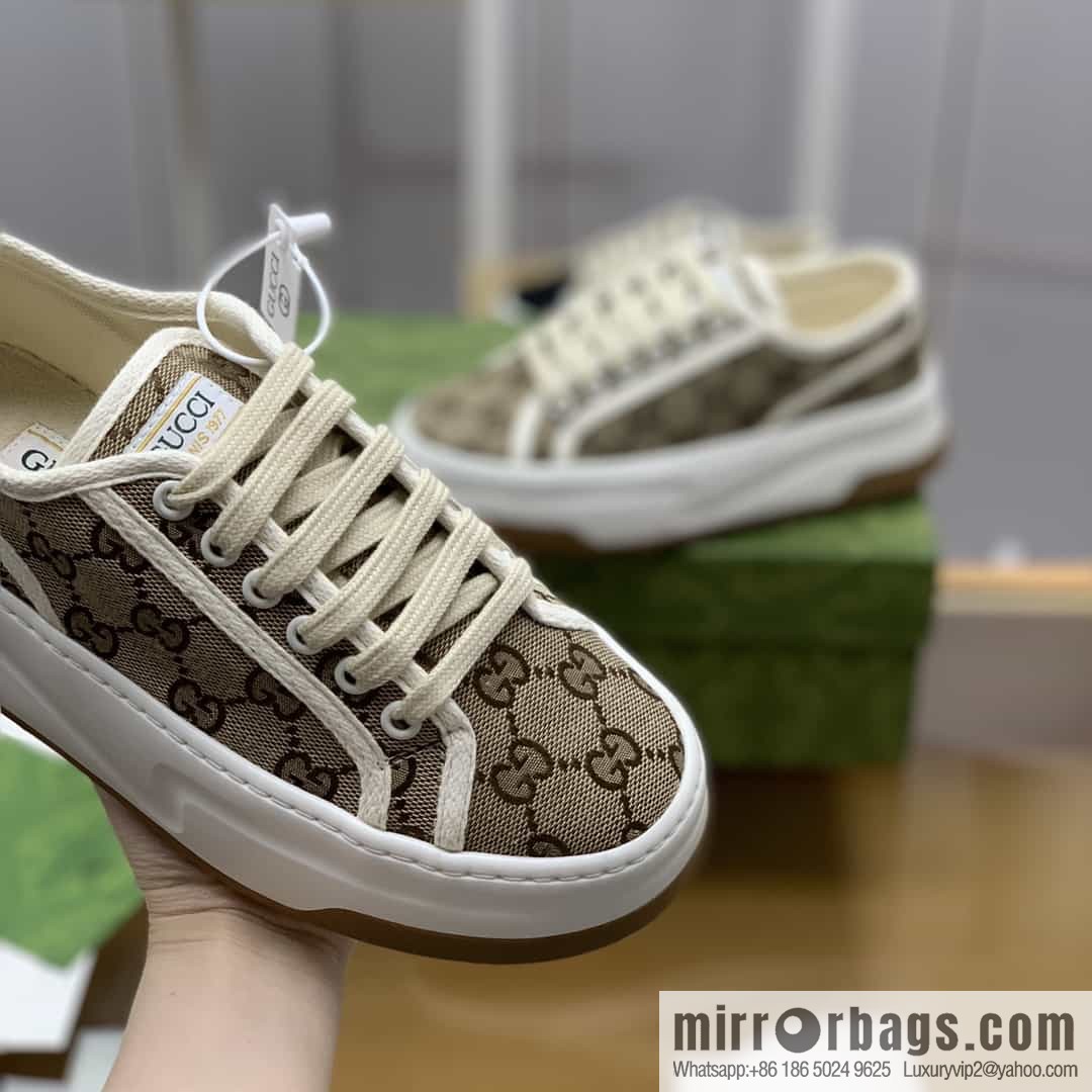 Gucci Gucci uses black classic GG canvas to make women's sports and leisure platform shoes