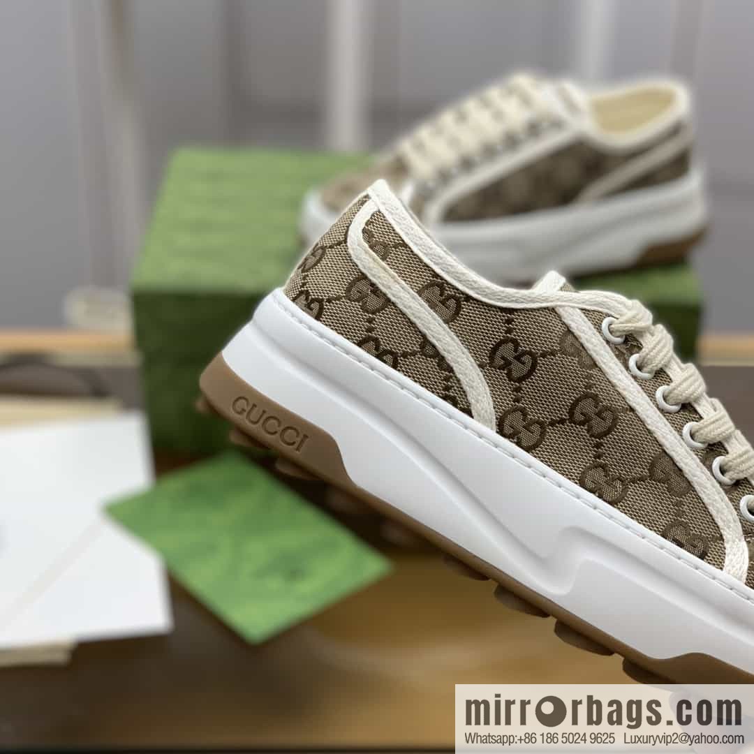 Gucci Gucci uses black classic GG canvas to make women's sports and leisure platform shoes