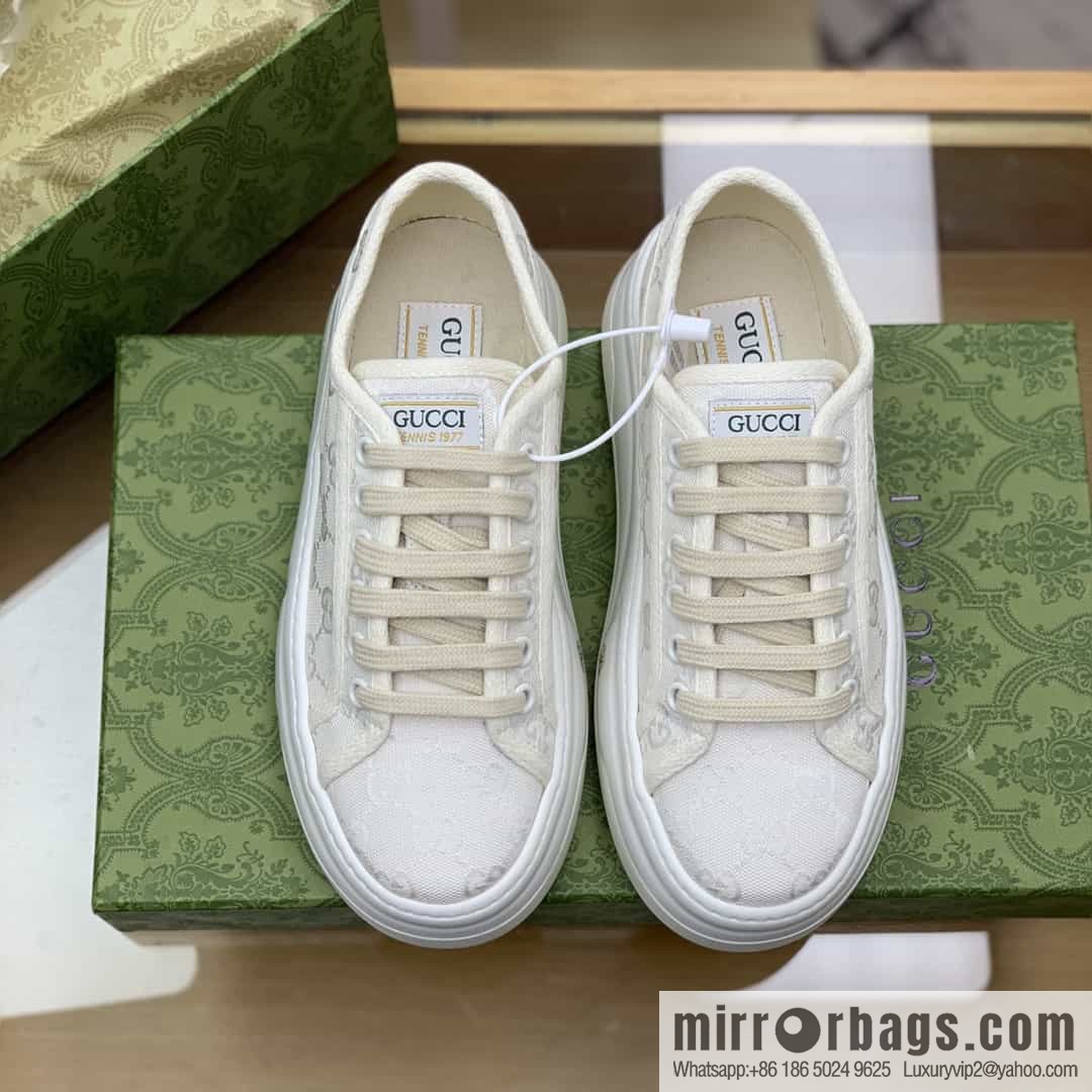 Gucci Gucci uses black classic GG canvas to make women's sports and leisure platform shoes