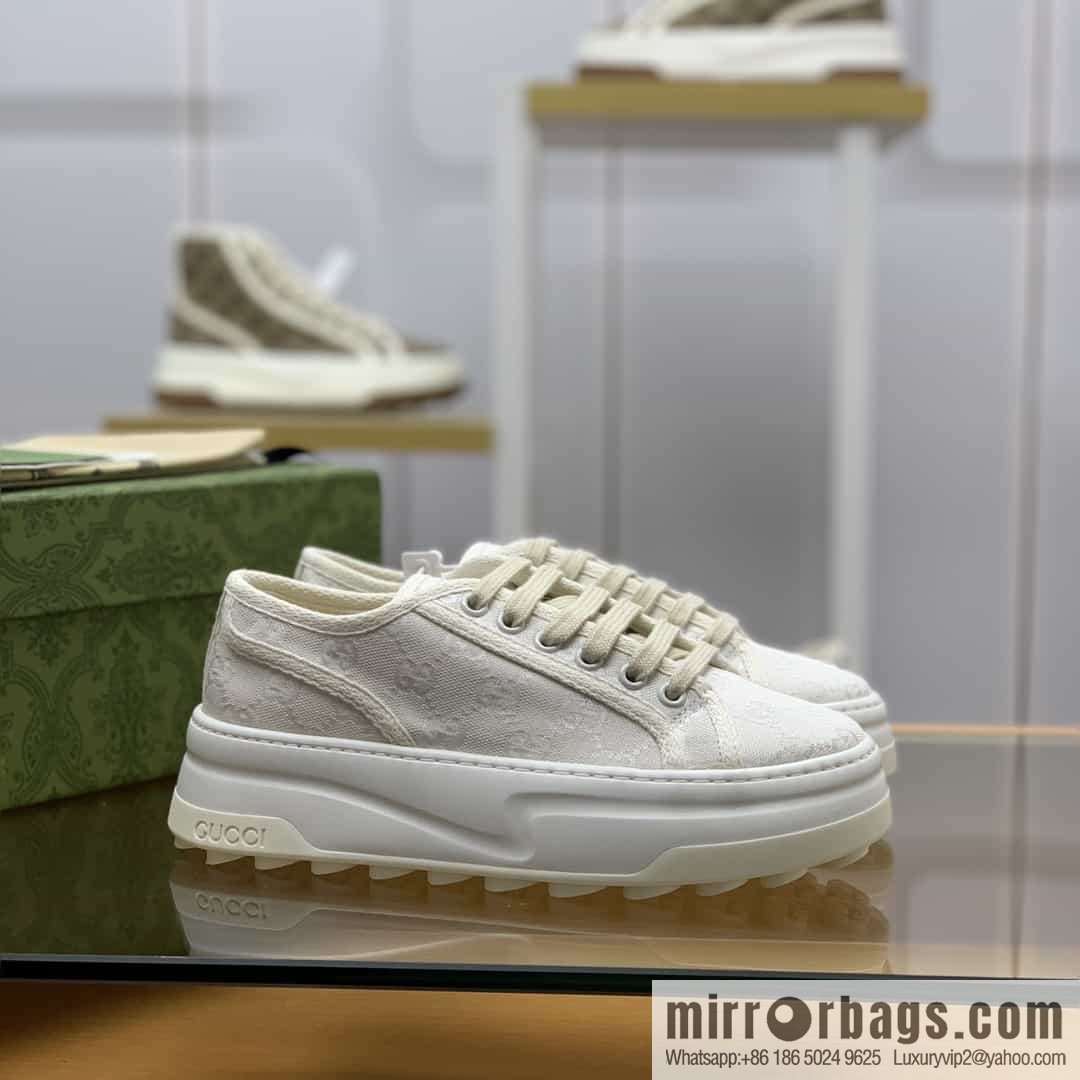 Gucci Gucci uses black classic GG canvas to make women's sports and leisure platform shoes