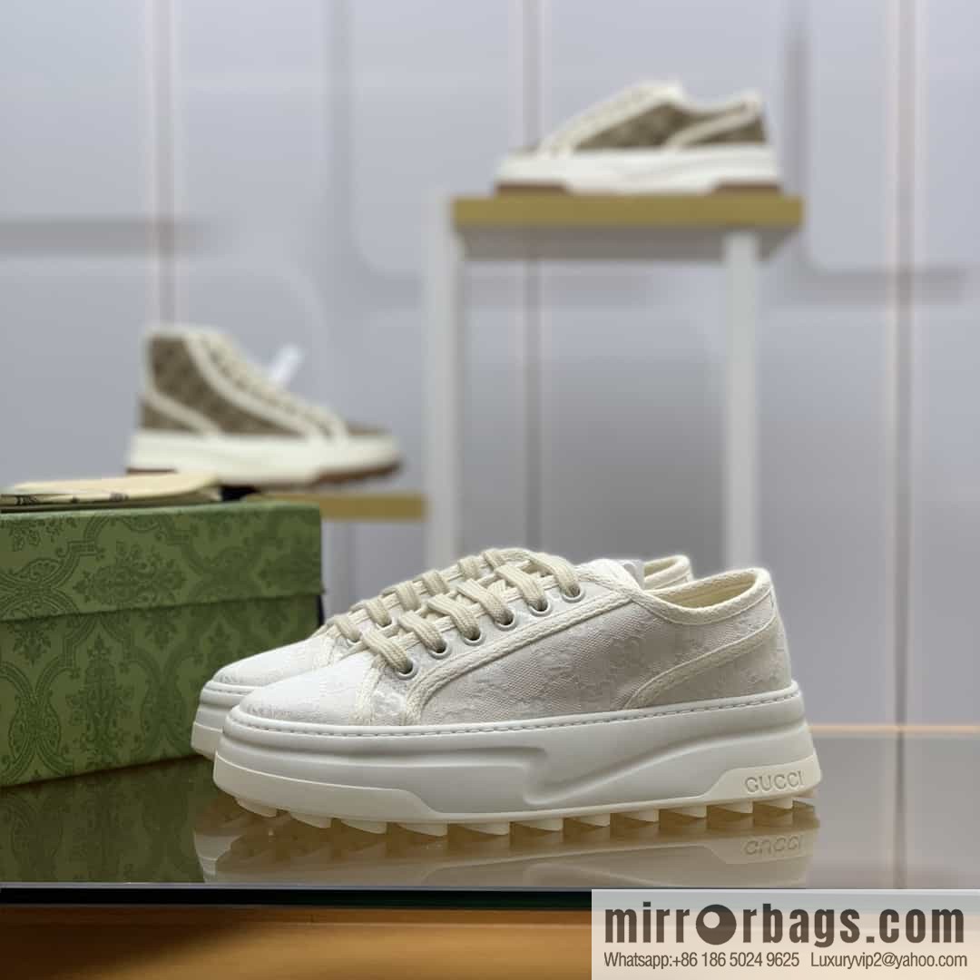 Gucci Gucci uses black classic GG canvas to make women's sports and leisure platform shoes