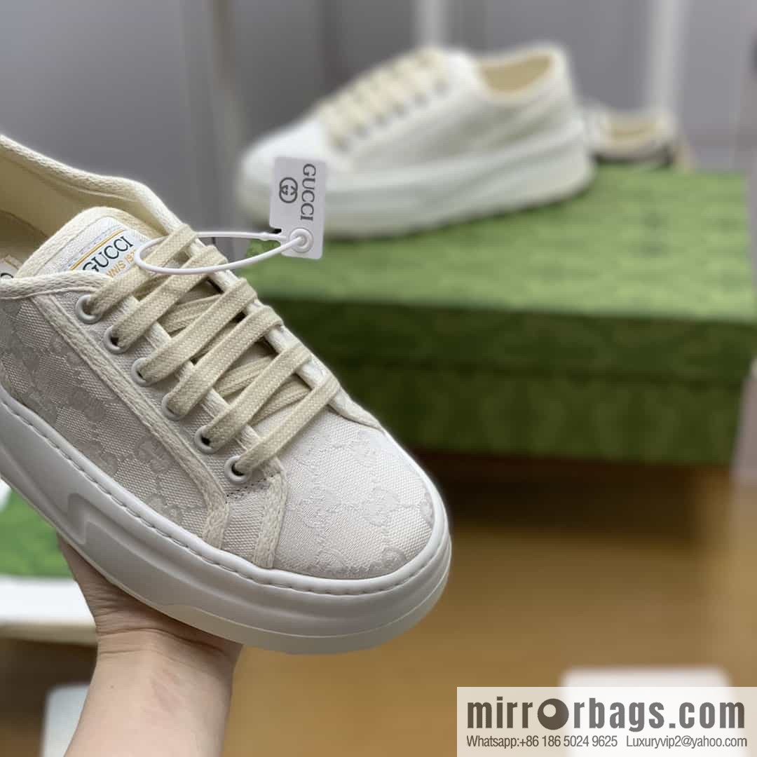 Gucci Gucci uses black classic GG canvas to make women's sports and leisure platform shoes