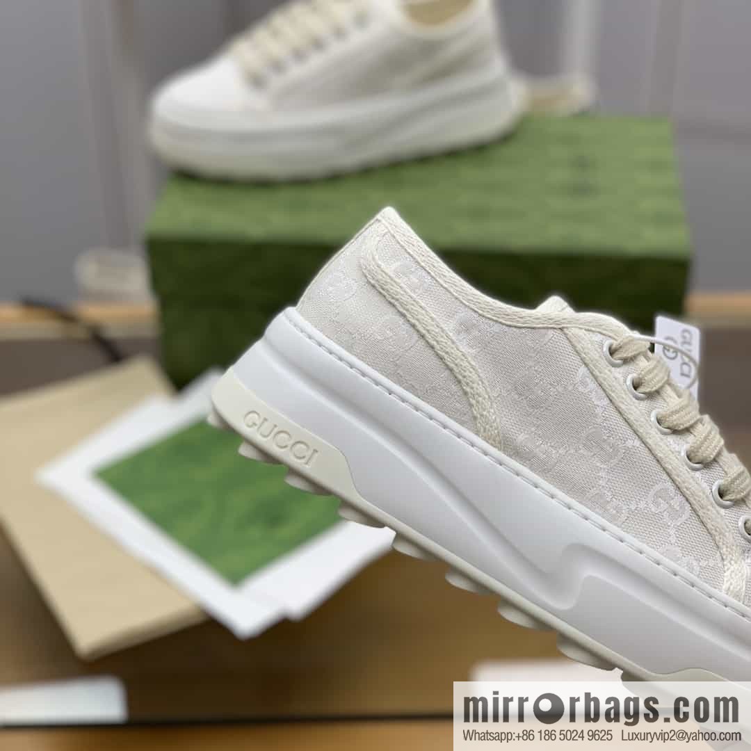 Gucci Gucci uses black classic GG canvas to make women's sports and leisure platform shoes