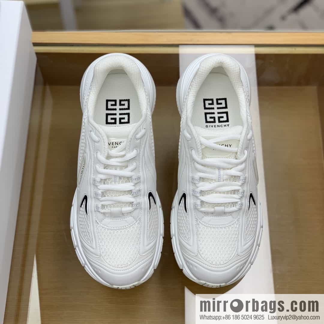 GIVENCHY GIVENCHY Men's lace-up sneakers made of technologically knitted fabrics, synthetic leather and rubber