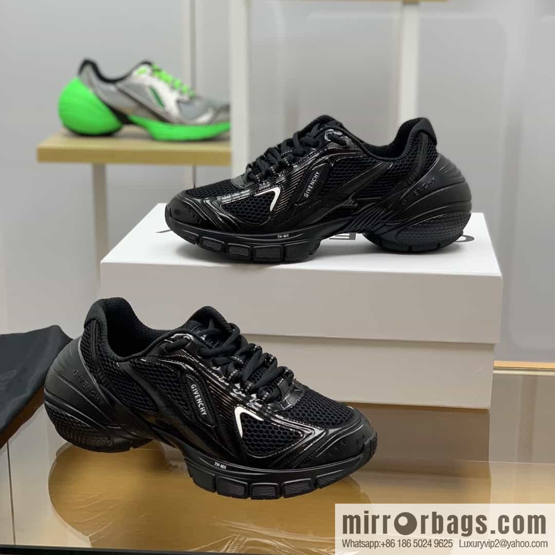 GIVENCHY GIVENCHY Men's lace-up sneakers made of technologically knitted fabrics, synthetic leather and rubber