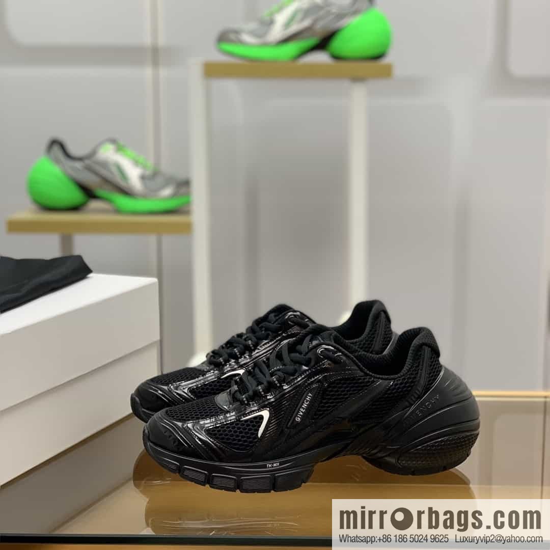GIVENCHY GIVENCHY Men's lace-up sneakers made of technologically knitted fabrics, synthetic leather and rubber