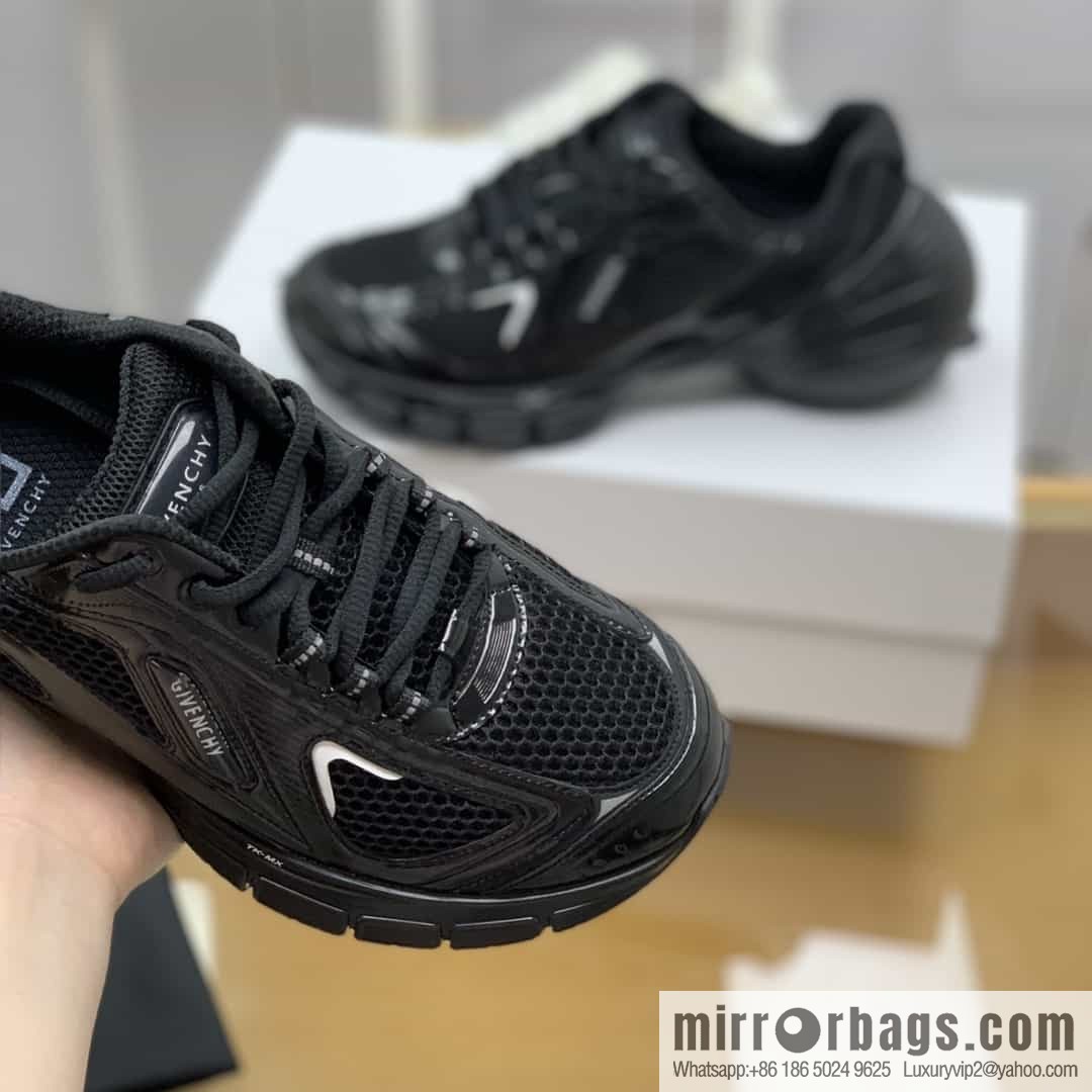 GIVENCHY GIVENCHY Men's lace-up sneakers made of technologically knitted fabrics, synthetic leather and rubber