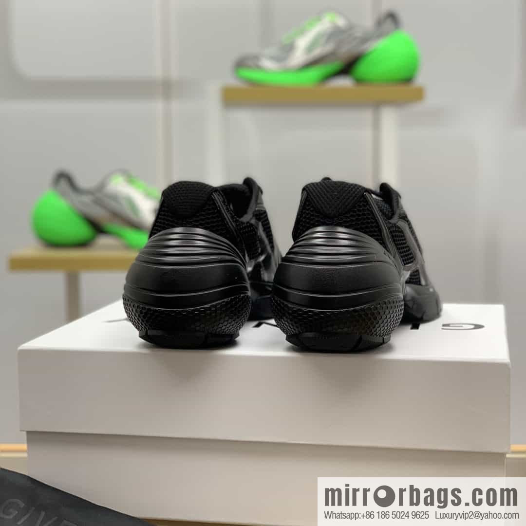GIVENCHY GIVENCHY Men's lace-up sneakers made of technologically knitted fabrics, synthetic leather and rubber