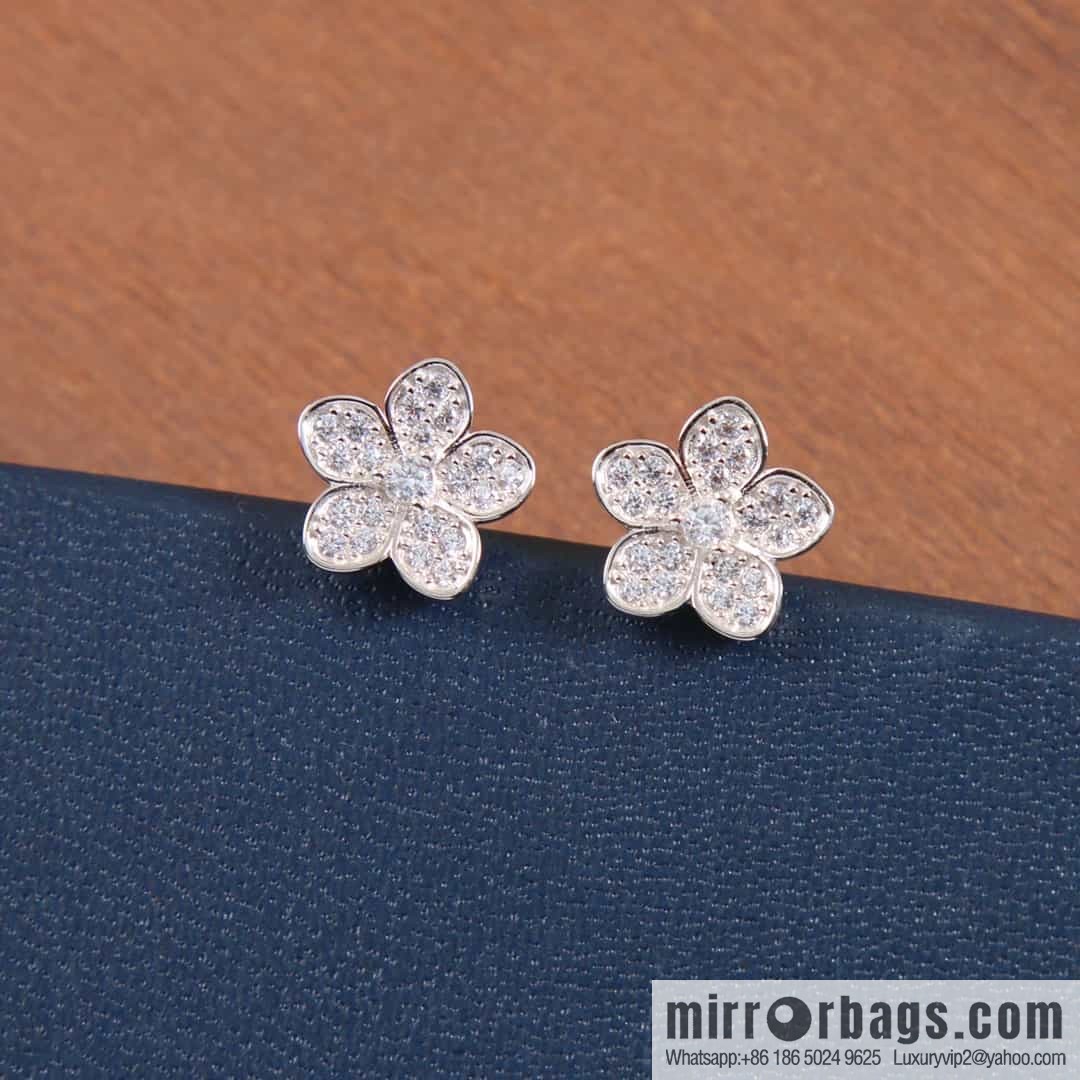 GRAFF Graff wild Flower set with diamond flower stud earrings