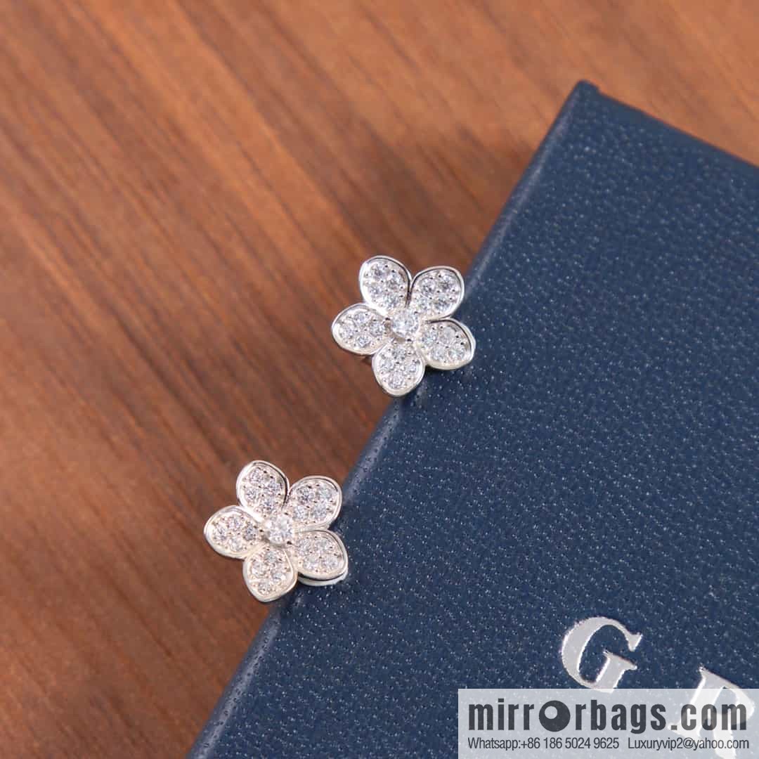 GRAFF Graff wild Flower set with diamond flower stud earrings