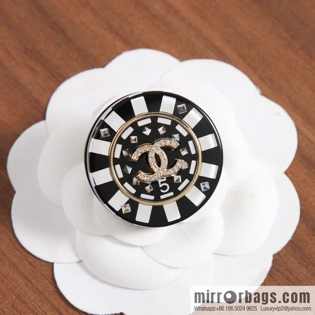 New ☑️ Chanel double c round acrylic brooch