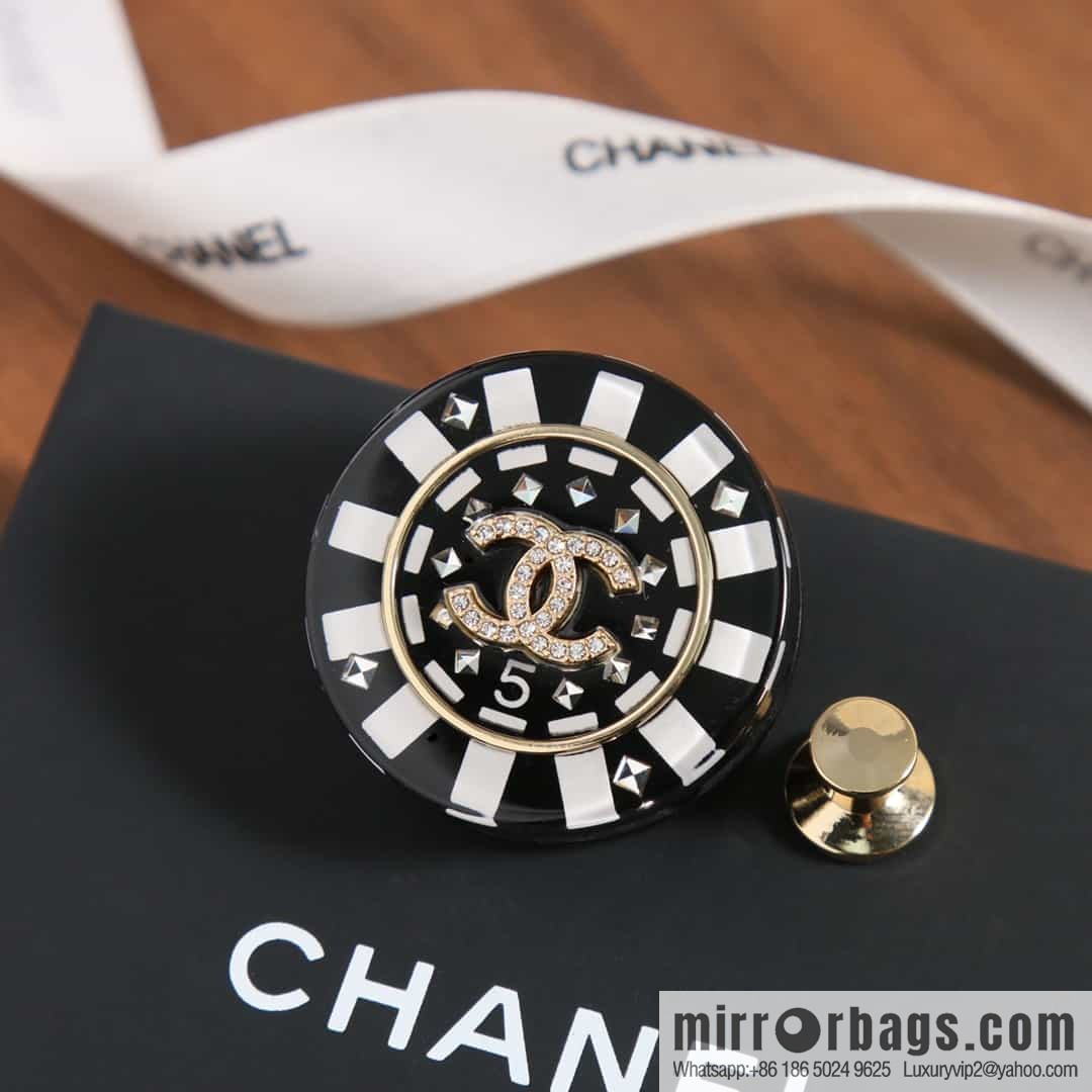 New ☑️ Chanel double c round acrylic brooch