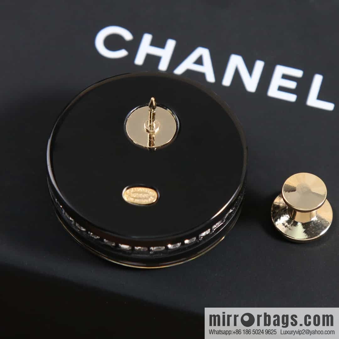 New ☑️ Chanel double c round acrylic brooch