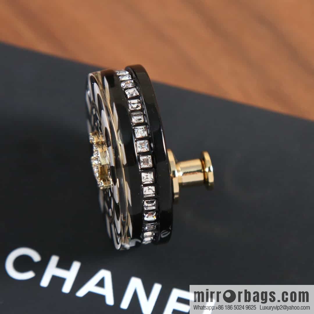 New ☑️ Chanel double c round acrylic brooch