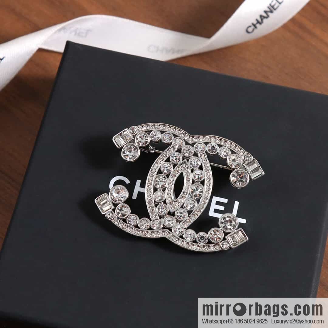 New ☑️ Chanel Double C Round Diamond Brooch