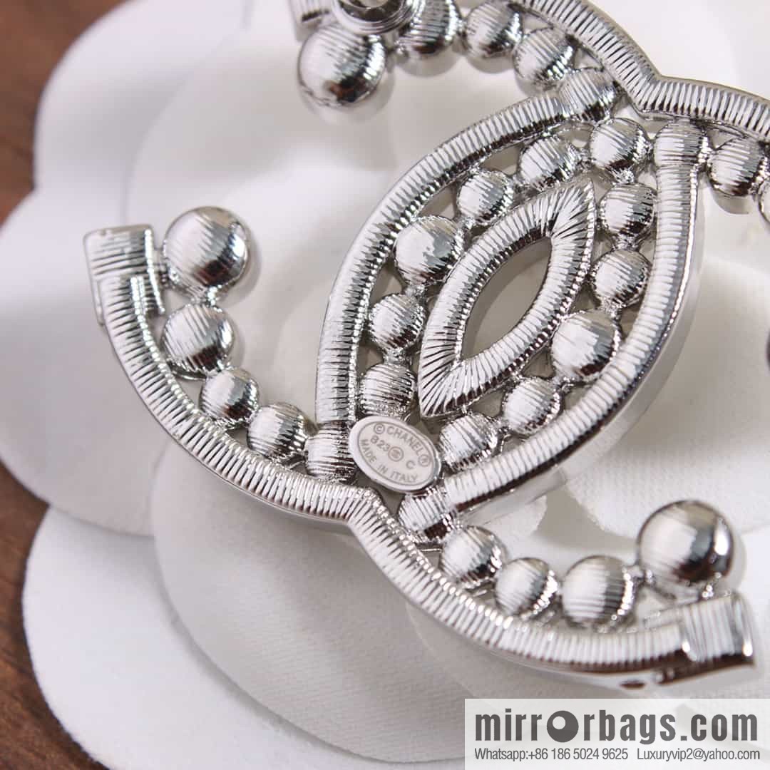 New ☑️ Chanel Double C Round Diamond Brooch