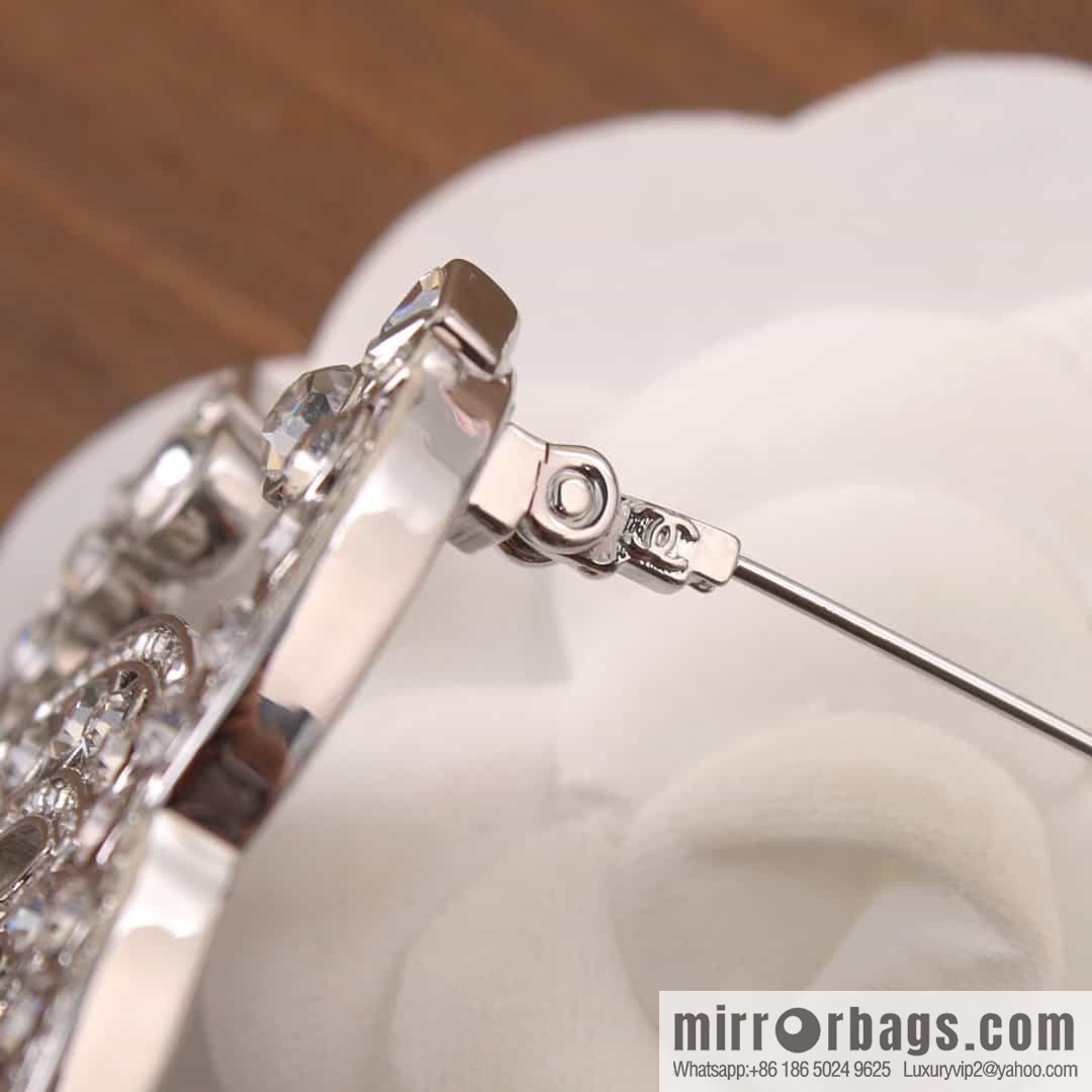 New ☑️ Chanel Double C Round Diamond Brooch