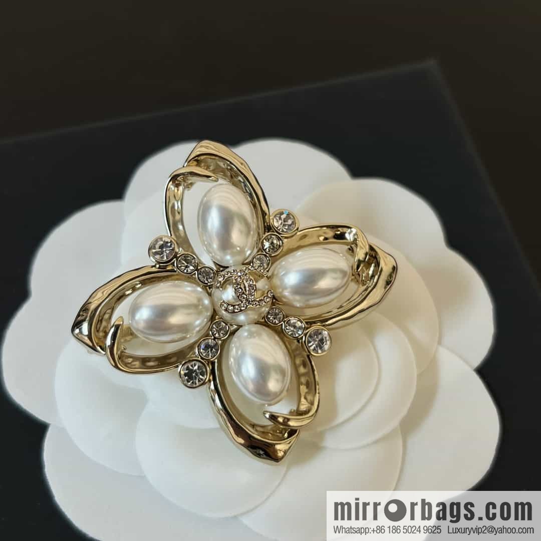New ☑️ Chanel Double C Clover Pearl Brooch