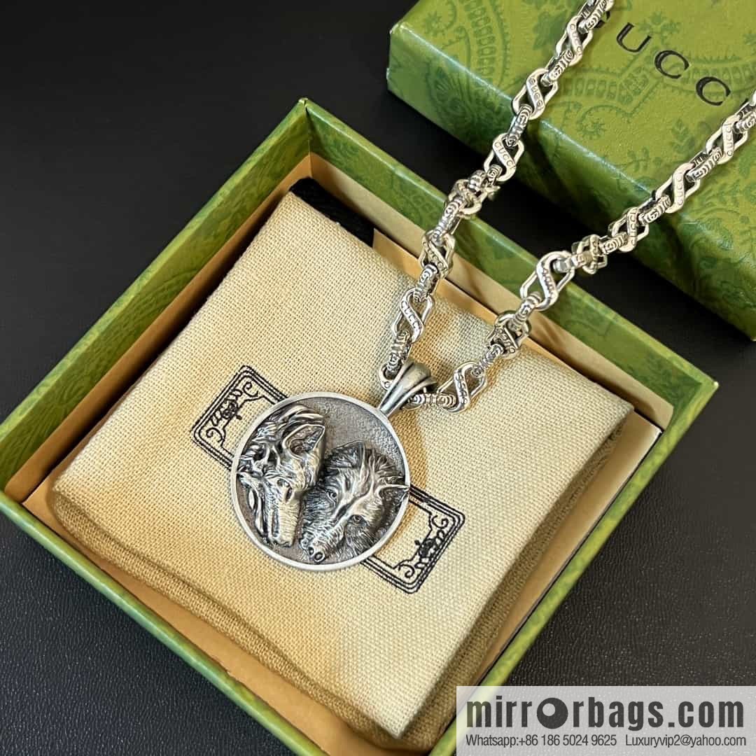 New Gucci Gucci double wolf head round necklace