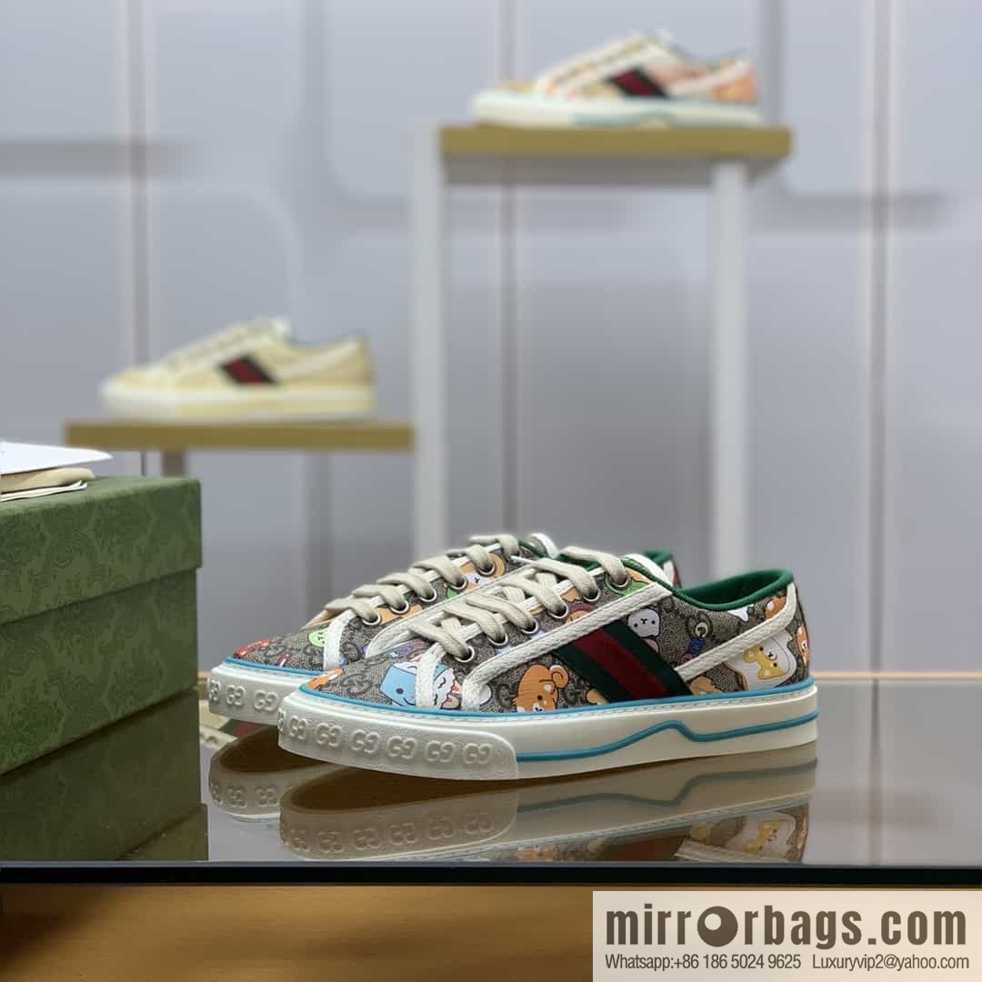 Gucci Gucci uses beige and light purple super double G canvas sneakers