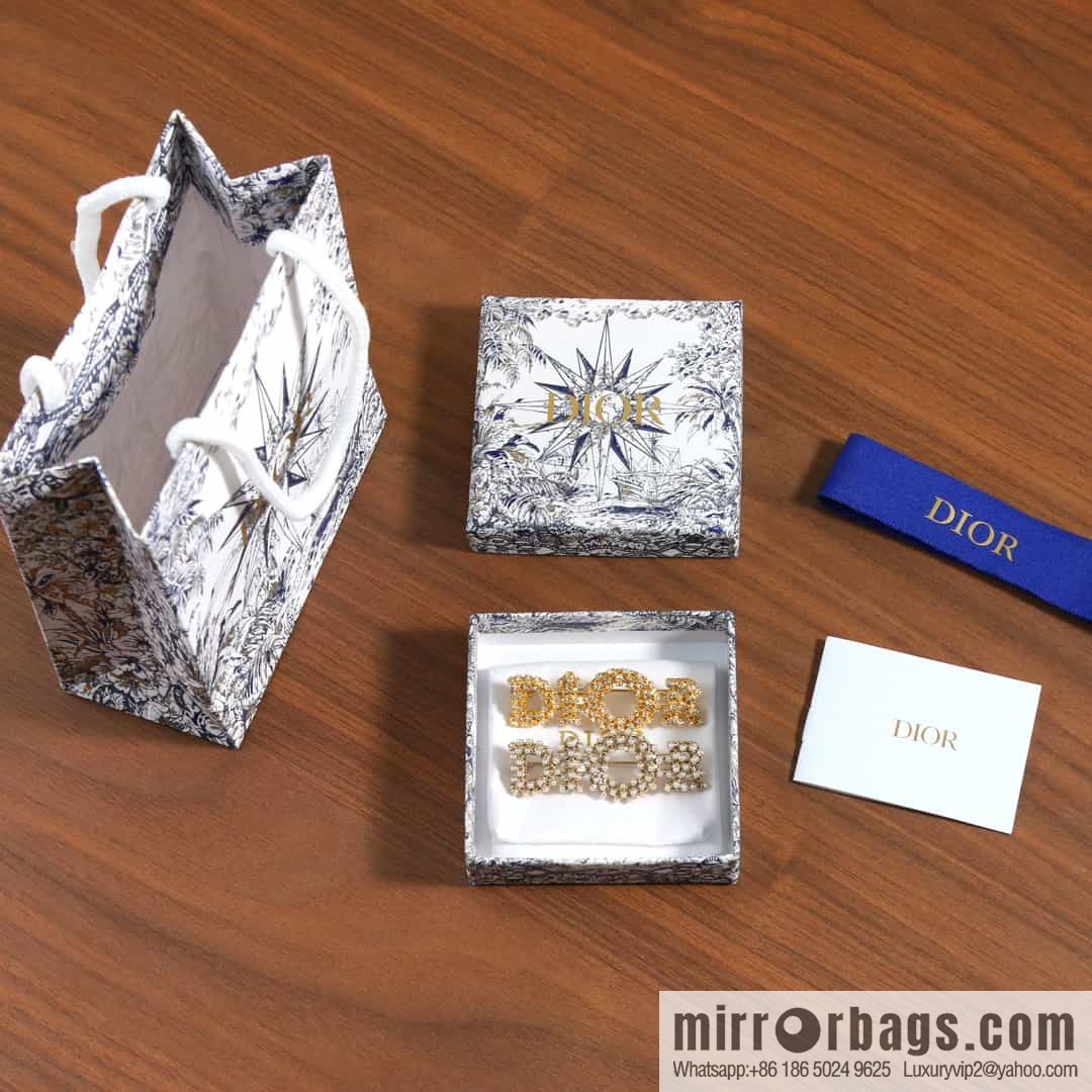 New ☑️ DIOR Dior hollowed out full diamond letter brooch