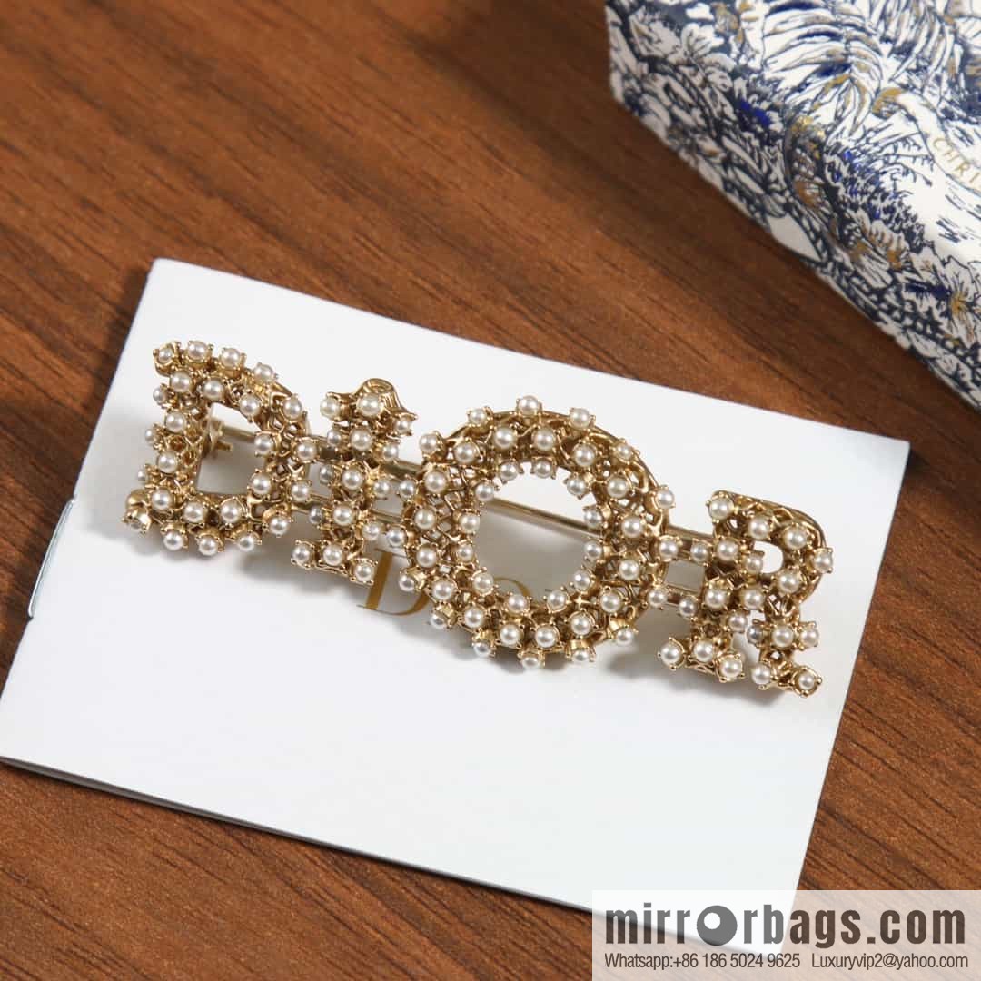 New ☑️ DIOR Dior hollowed out full diamond letter brooch