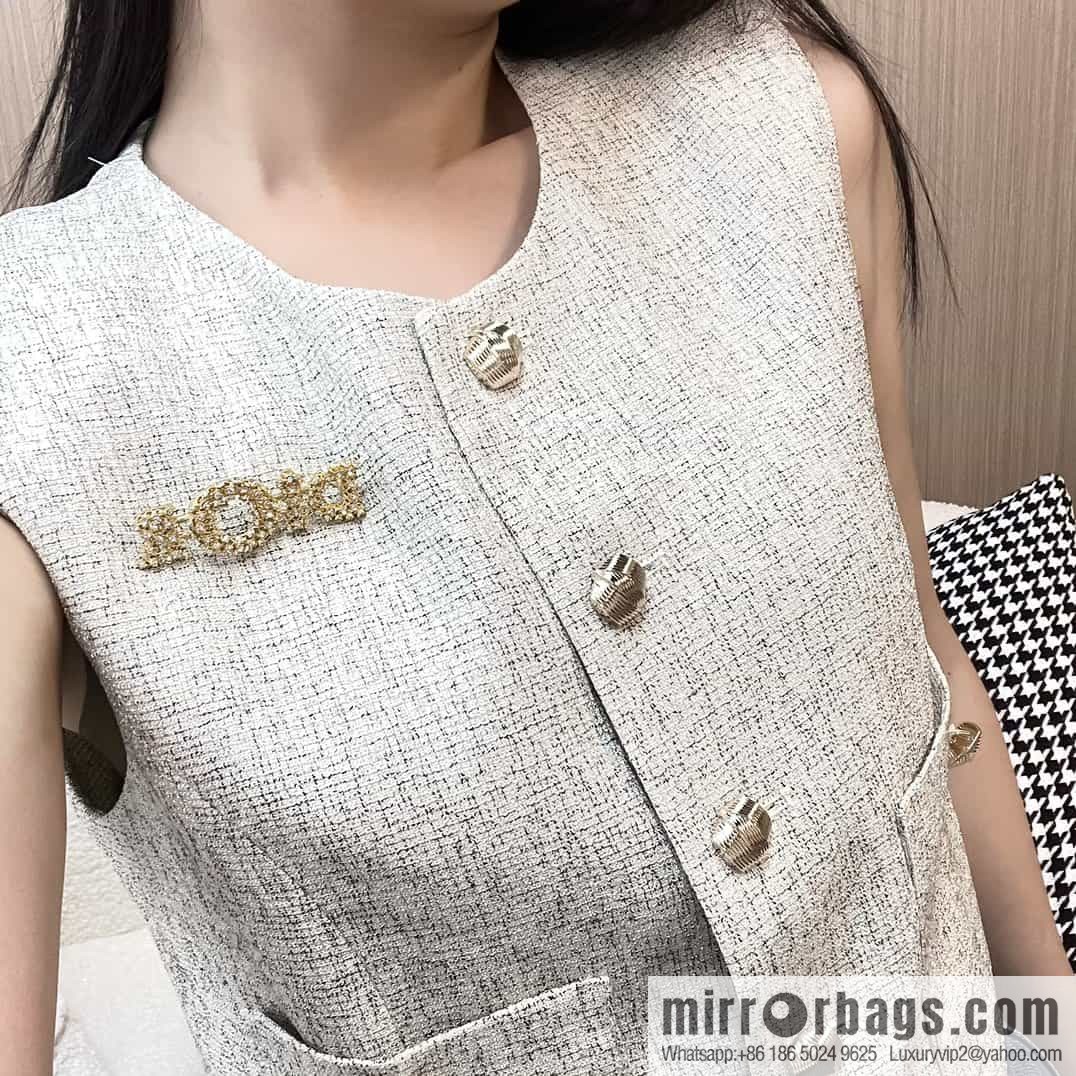 New ☑️ DIOR Dior hollowed out full diamond letter brooch