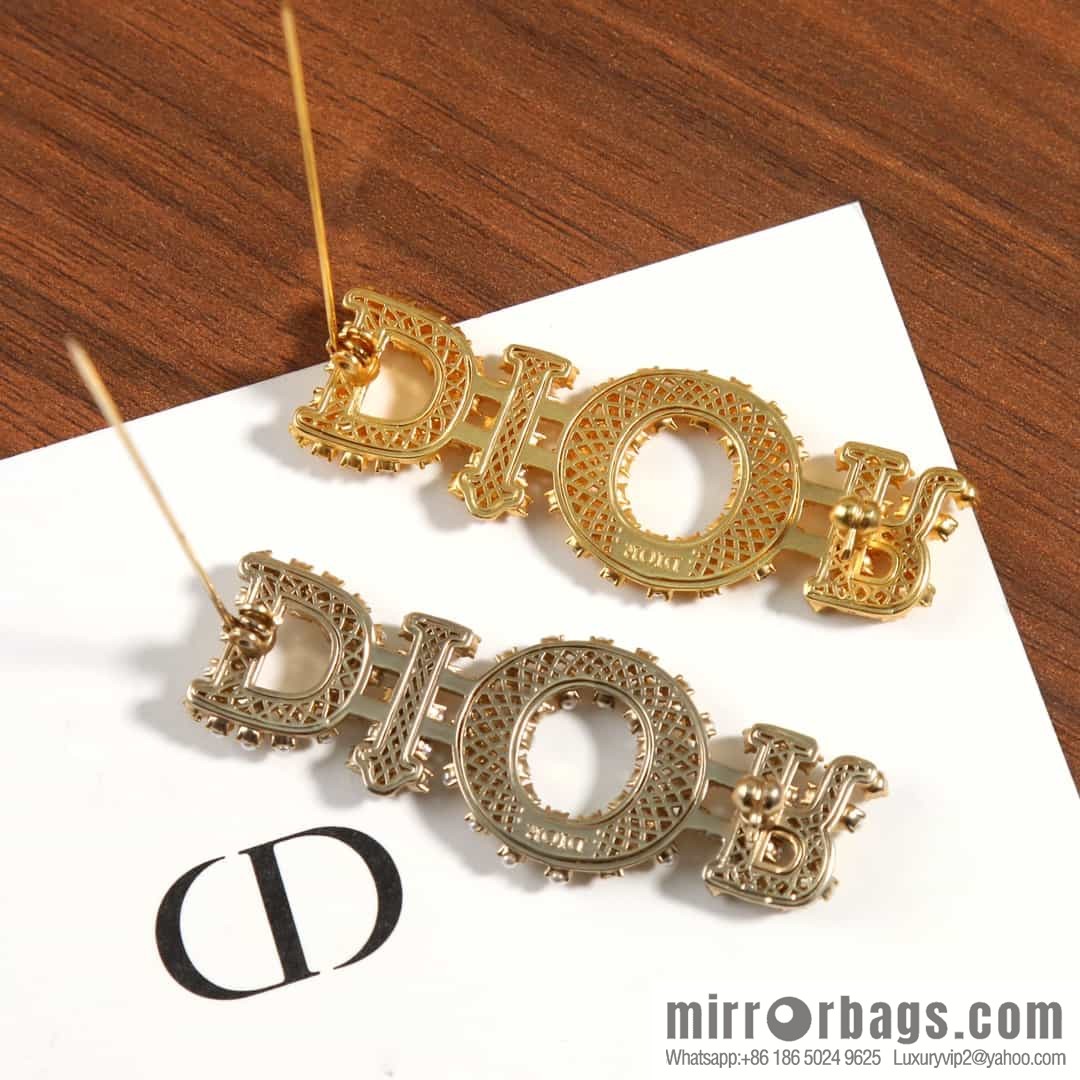 New ☑️ DIOR Dior hollowed out full diamond letter brooch
