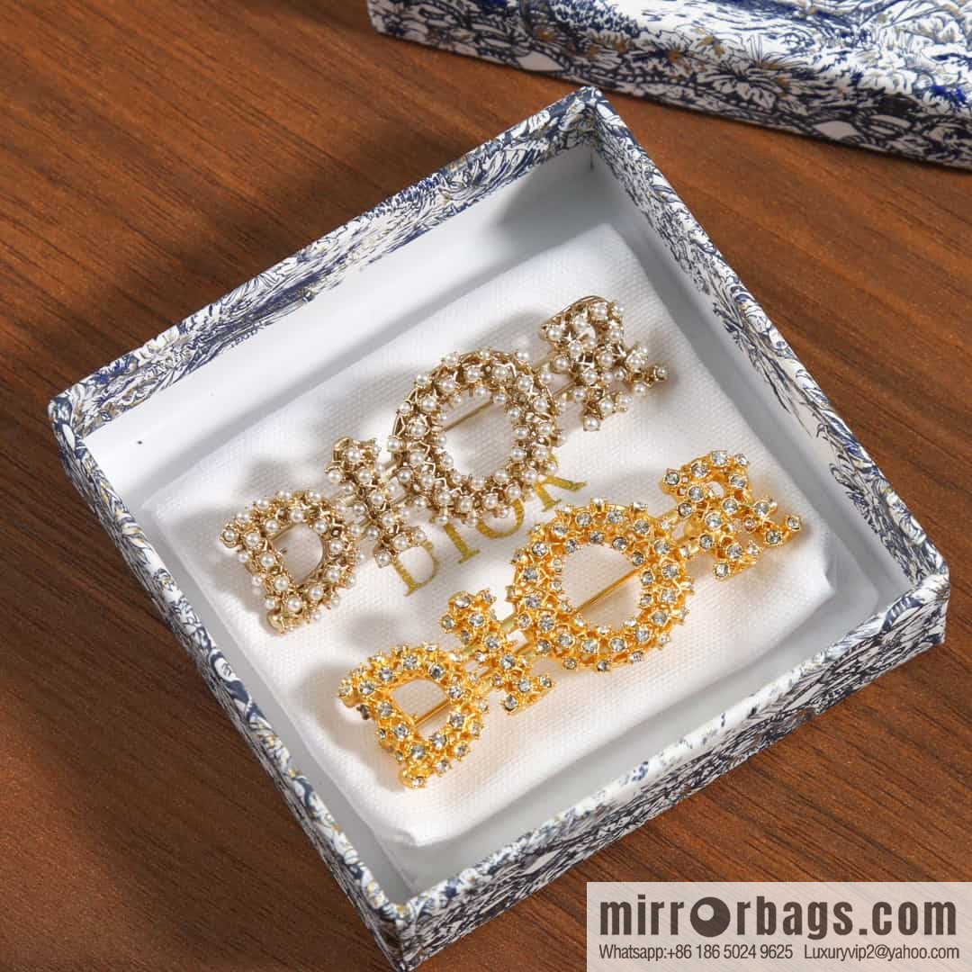 New ☑️ DIOR Dior hollowed out full diamond letter brooch