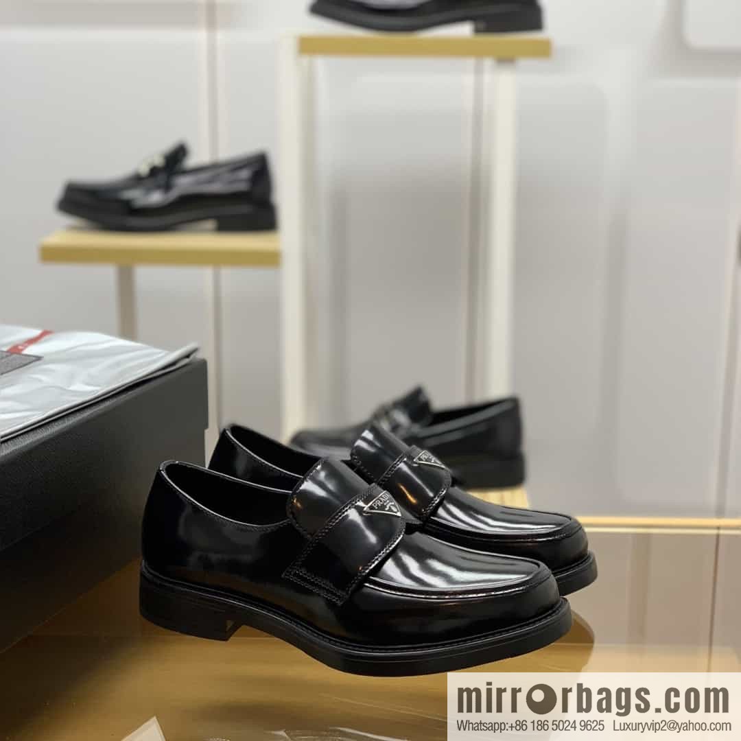Prada Prada men's loafers crafted in black smooth cow leather (fabric)