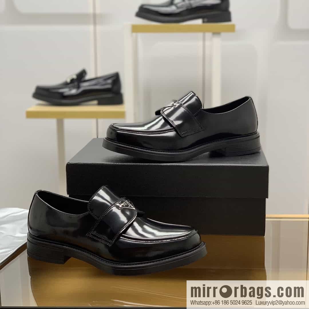 Prada Prada men's loafers crafted in black smooth cow leather (fabric)