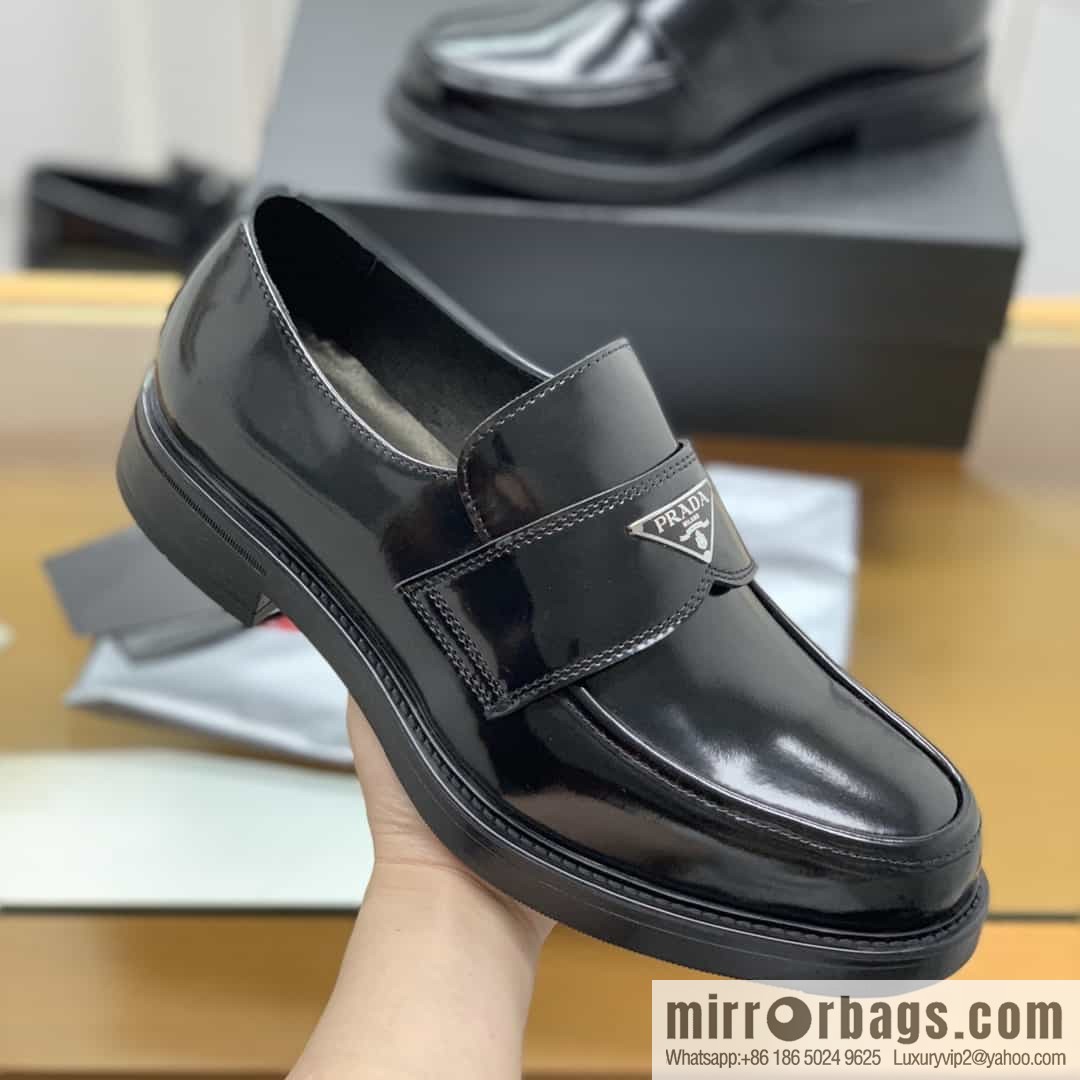 Prada Prada men's loafers crafted in black smooth cow leather (fabric)