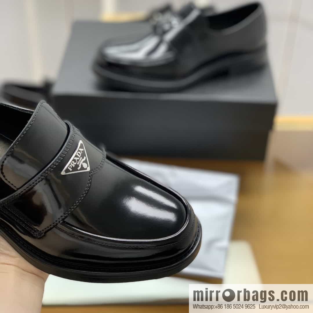 Prada Prada men's loafers crafted in black smooth cow leather (fabric)