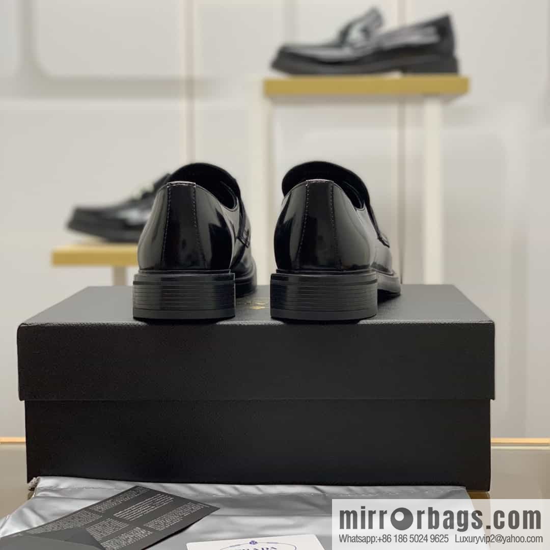 Prada Prada men's loafers crafted in black smooth cow leather (fabric)