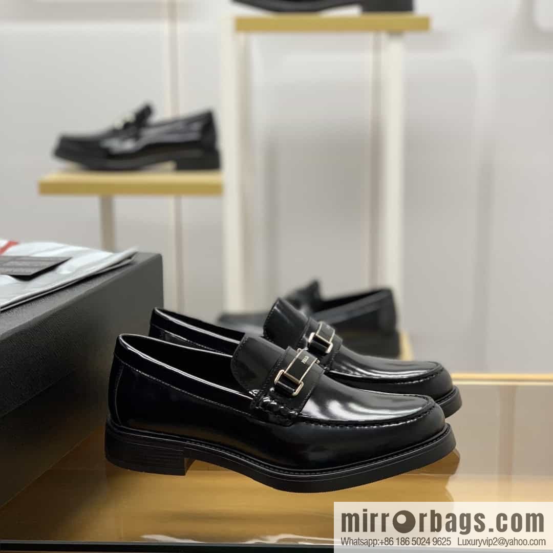 Prada Prada men's loafers crafted in black smooth cow leather (fabric)