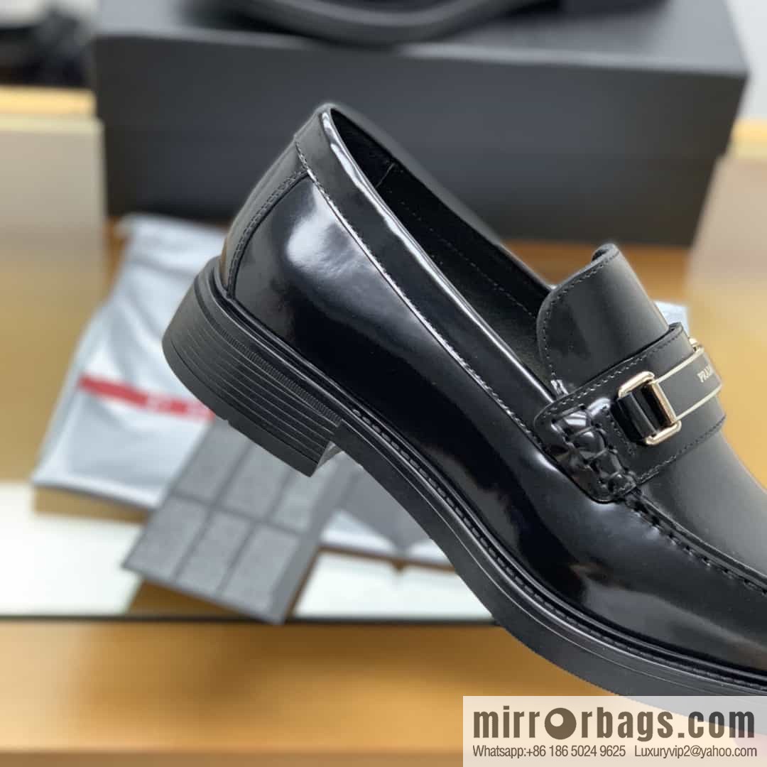 Prada Prada men's loafers crafted in black smooth cow leather (fabric)
