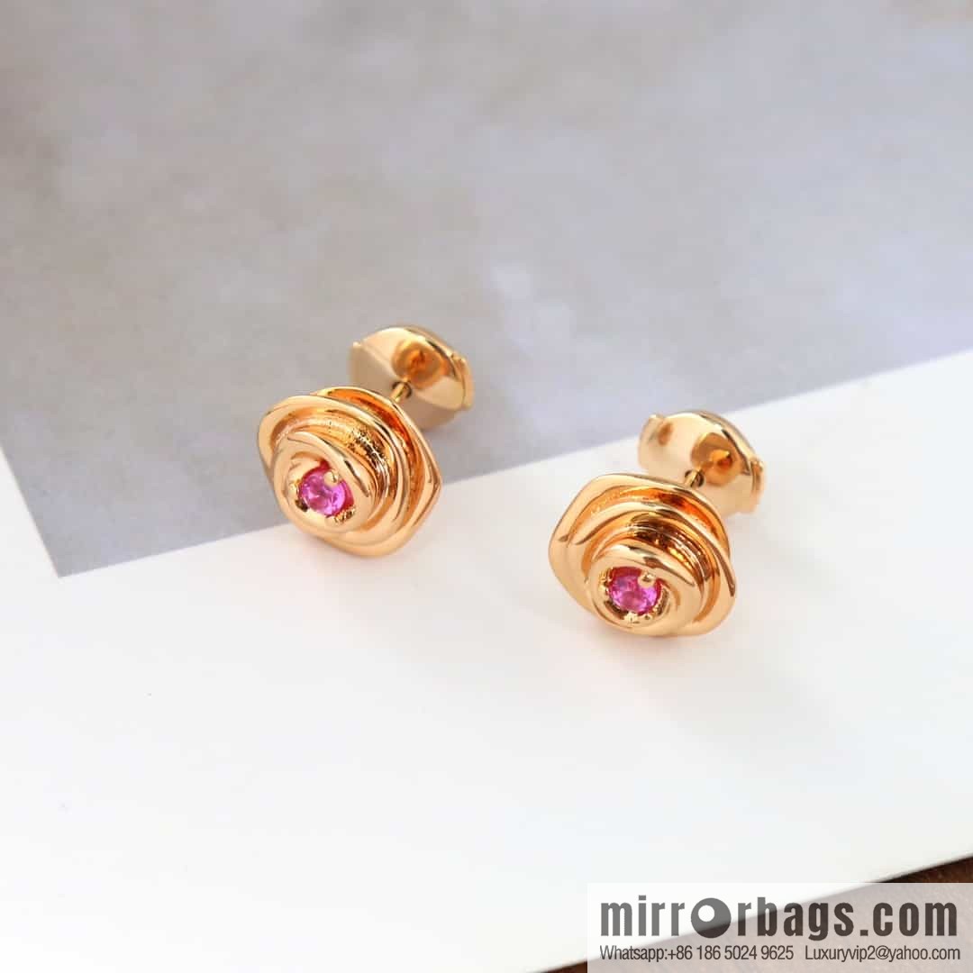 New ☑️ DIOR rose stud earrings