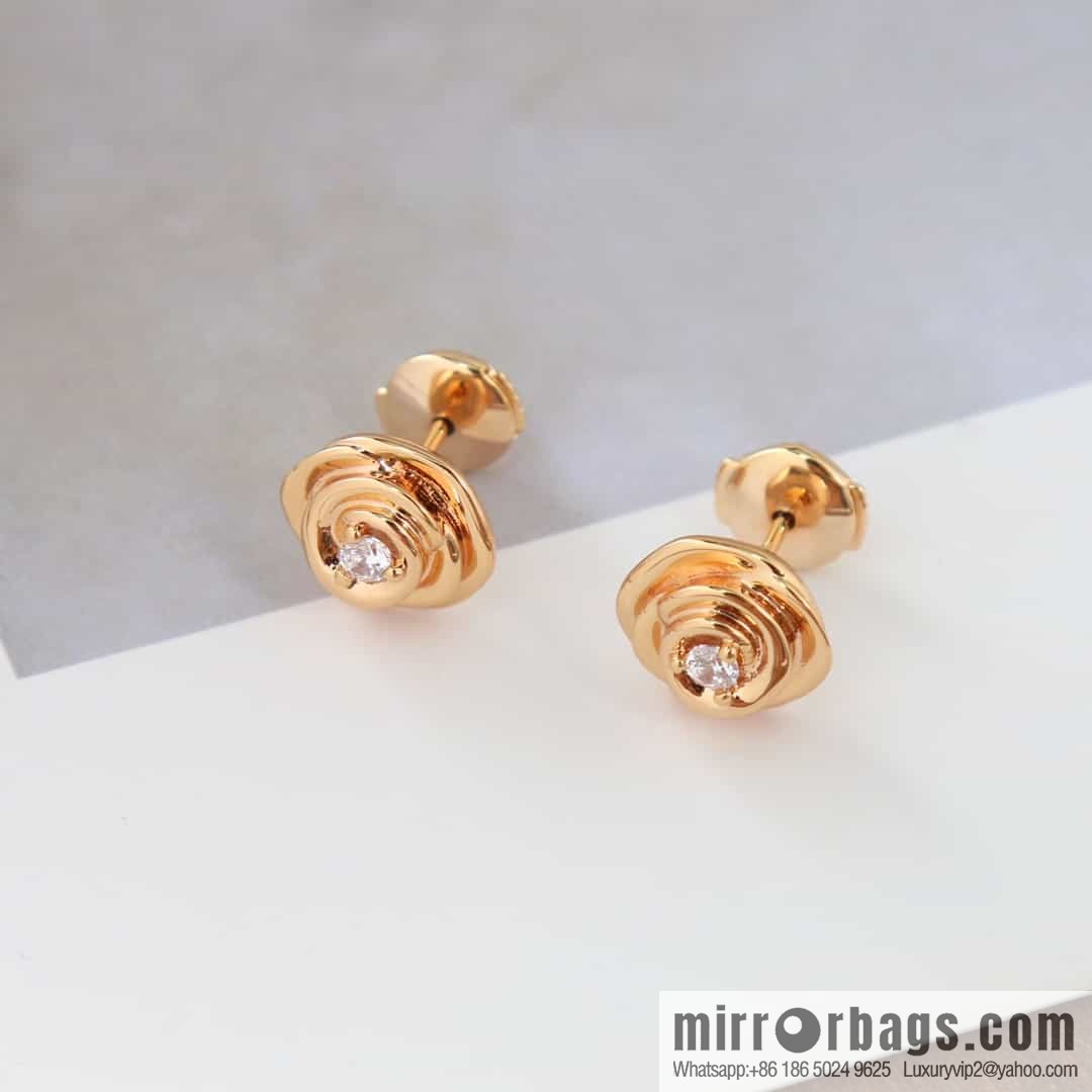 New ☑️ DIOR rose stud earrings