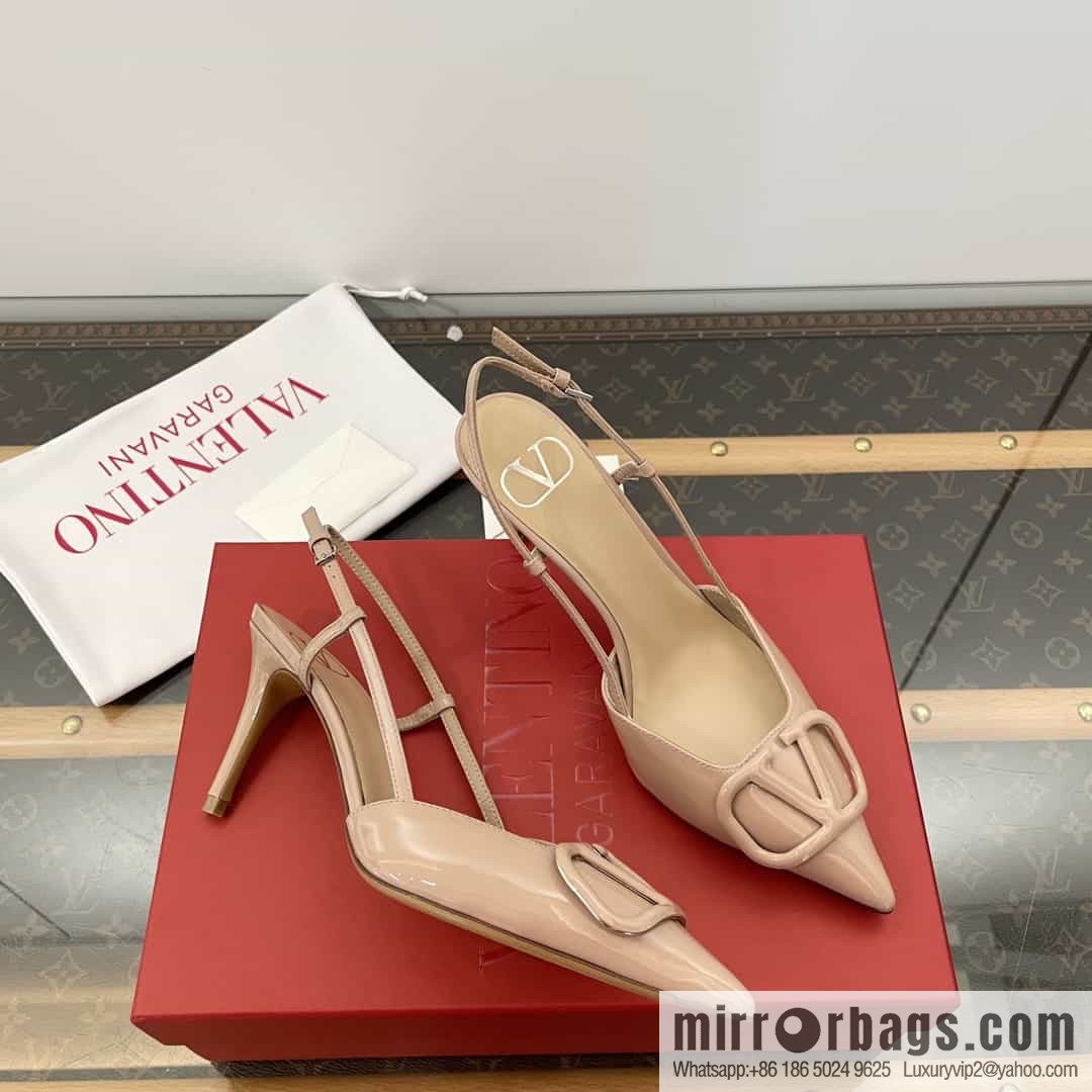 𝐕𝐚𝐥𝐞𝐧𝐭𝐢𝐧𝐨 Warren's latest buckle-back strappy high heels