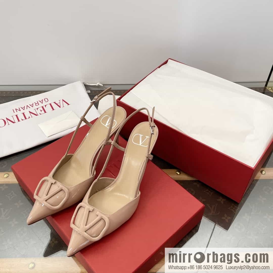 𝐕𝐚𝐥𝐞𝐧𝐭𝐢𝐧𝐨 Warren's latest buckle-back strappy high heels