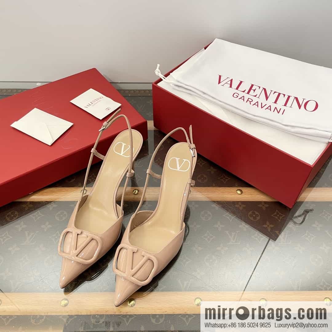 𝐕𝐚𝐥𝐞𝐧𝐭𝐢𝐧𝐨 Warren's latest buckle-back strappy high heels