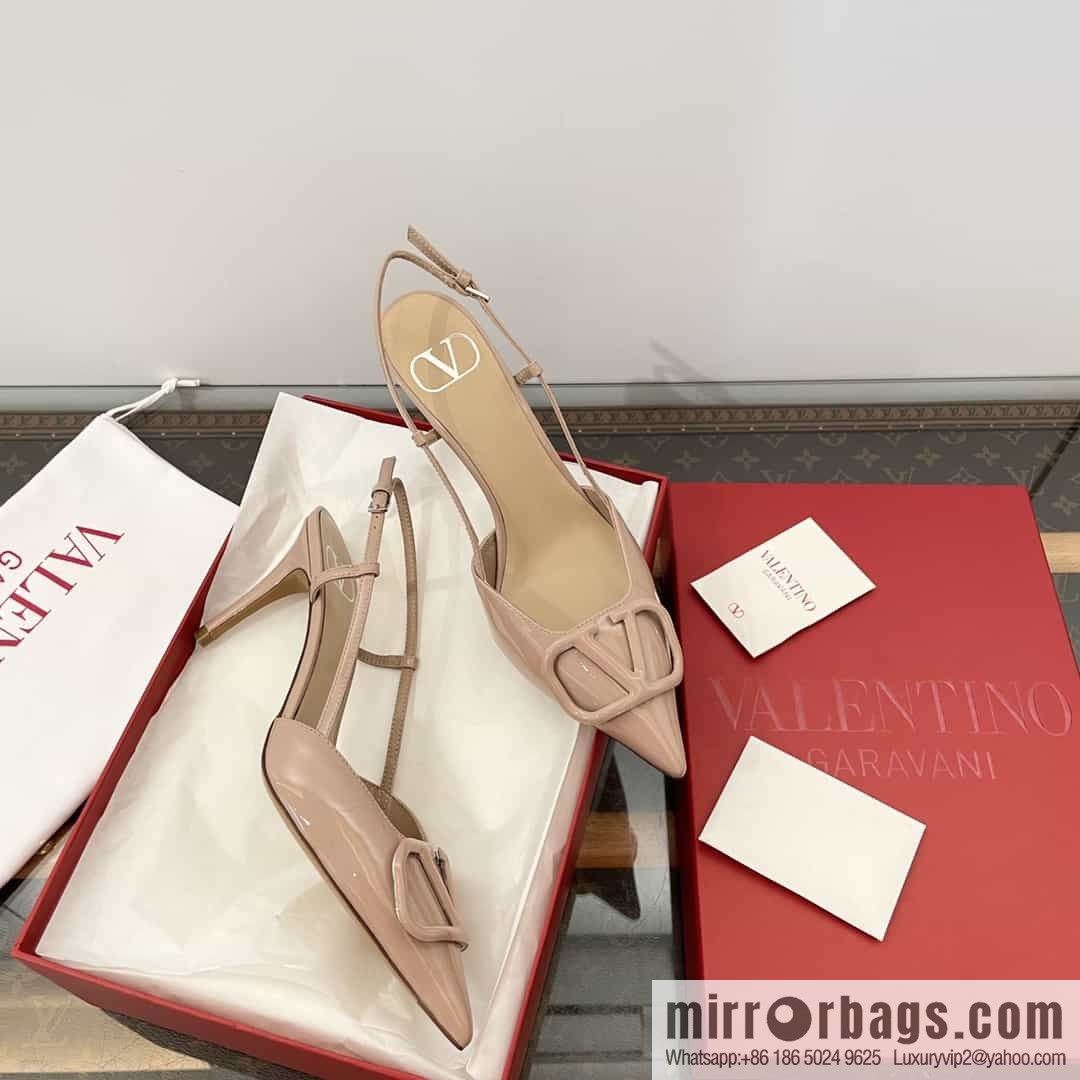 𝐕𝐚𝐥𝐞𝐧𝐭𝐢𝐧𝐨 Warren's latest buckle-back strappy high heels