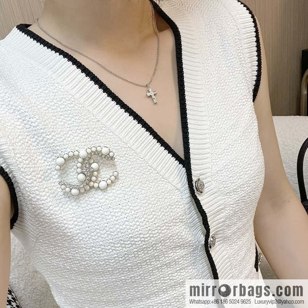New ☑️ Chanel Double C Half Diamond Half Pearl Brooch