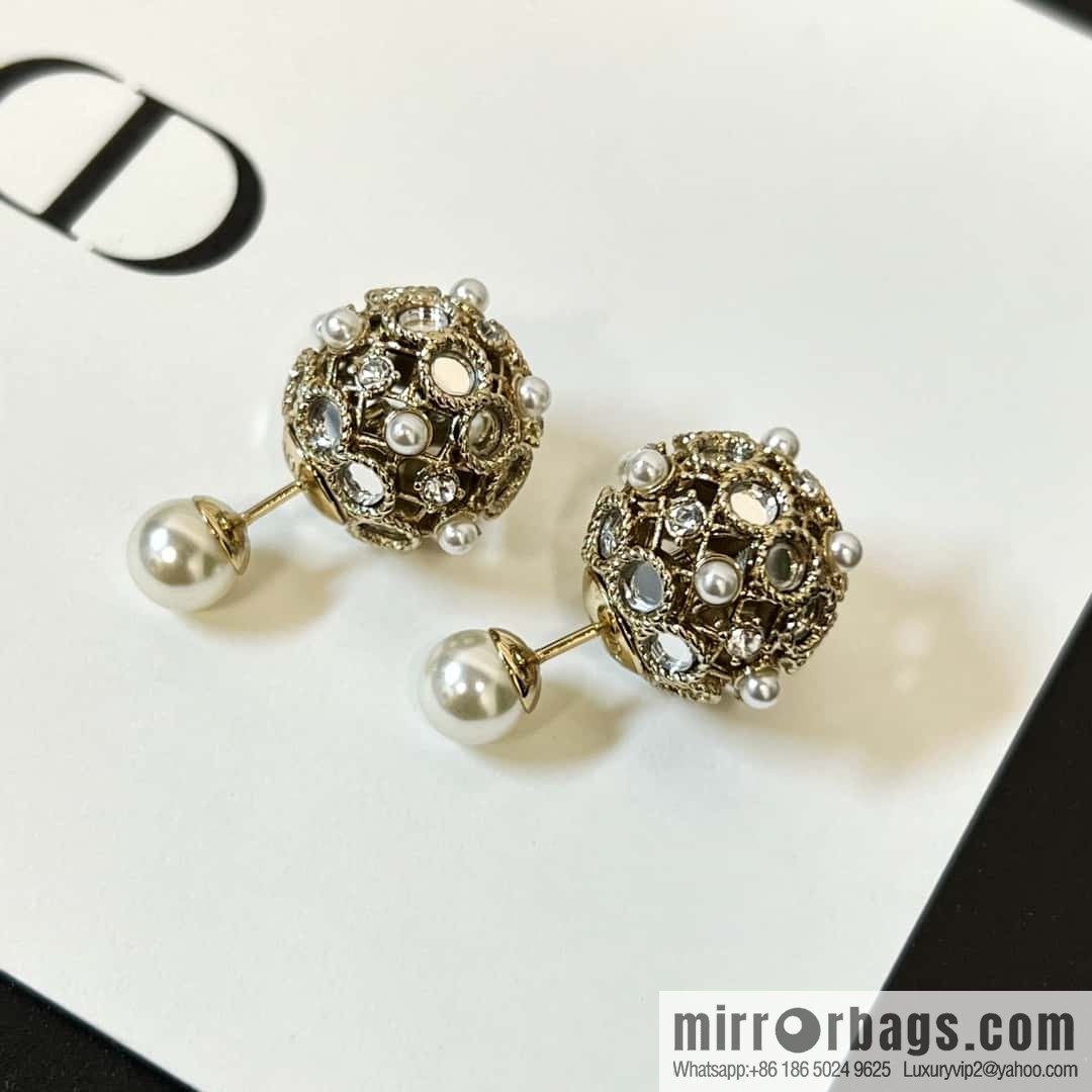 New ☑️ DIOR mirror hollow pearl stud earrings